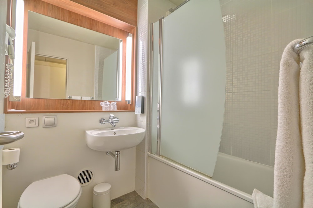 Standard Room, 3 Twin Beds - Photo 3