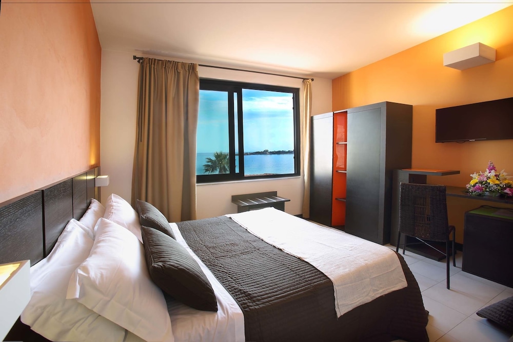 Panoramic Quadruple Room (3 pax)