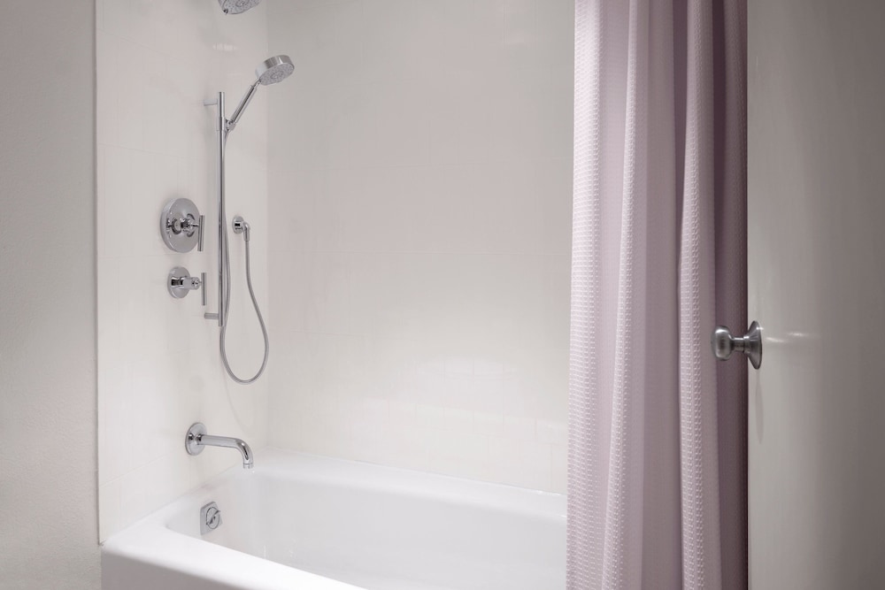 Suite, 1 Bedroom, Poolside - Photo 10