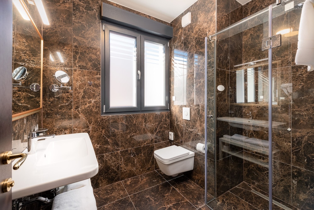 Superior Double or Twin Room, Balcony thumbnail 5
