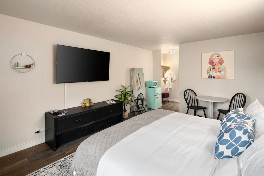Premium Room, 1 King Bed photo 2