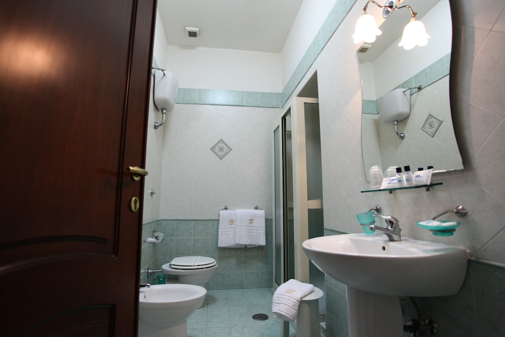 Standard Double or Twin Room - Photo 18