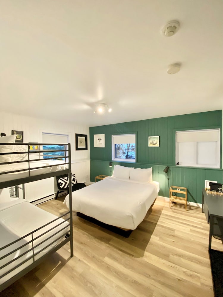 Economy Room, Multiple Beds, Private Bathroom photo 2