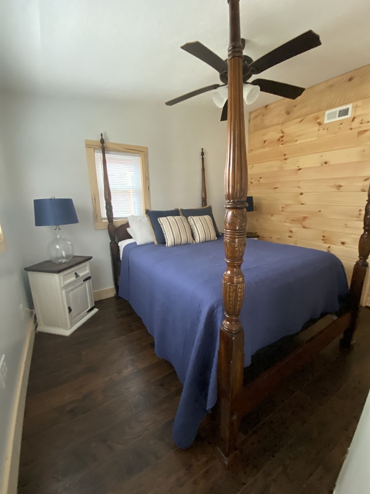 Jeffery House, Deluxe Cabin, 1Bedroom, KIngbed, Creekside