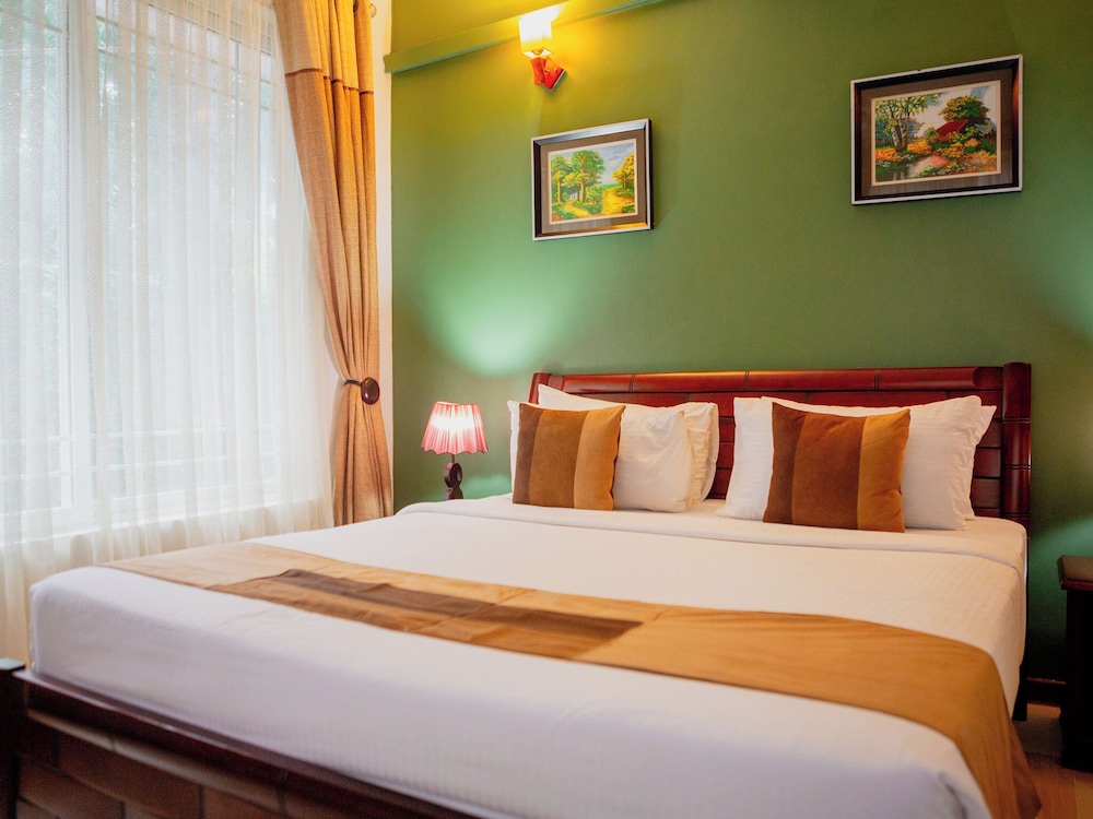 Exclusive Suite, 2 Double Beds, Ensuite, Garden View thumbnail 5