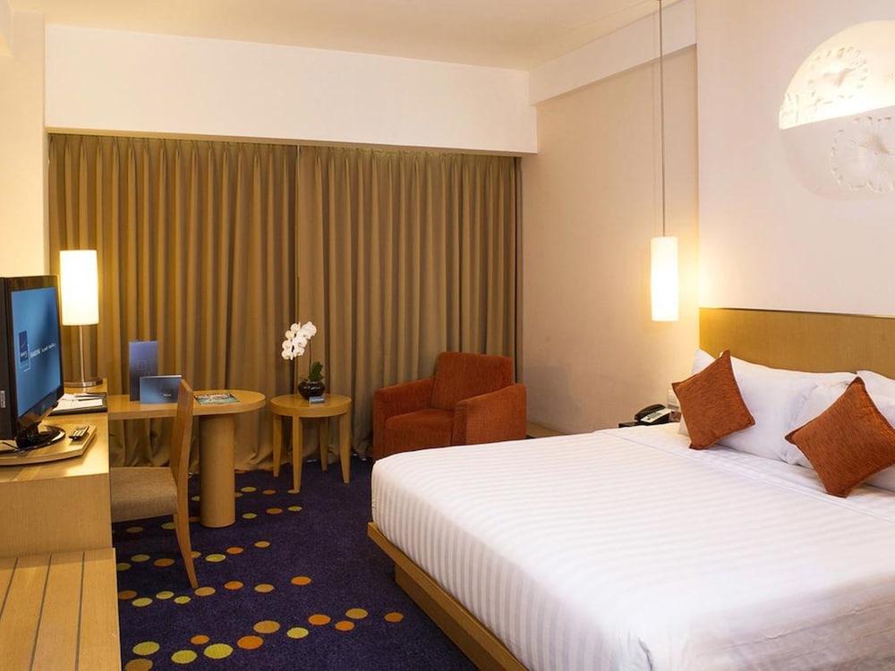 Premier Room, 1 King Bed photo 3