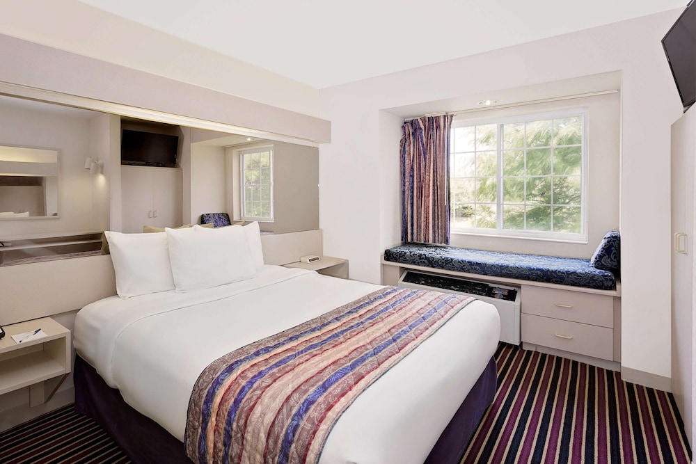 Room, 1 Queen Bed, Non Smoking (Pet Friendly) - Photo 1
