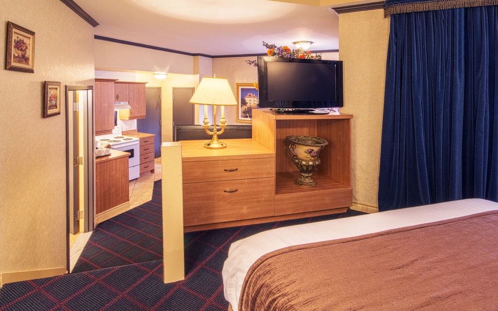 Kitchenette Room With Queen Bed And Sofa Bed photo 2