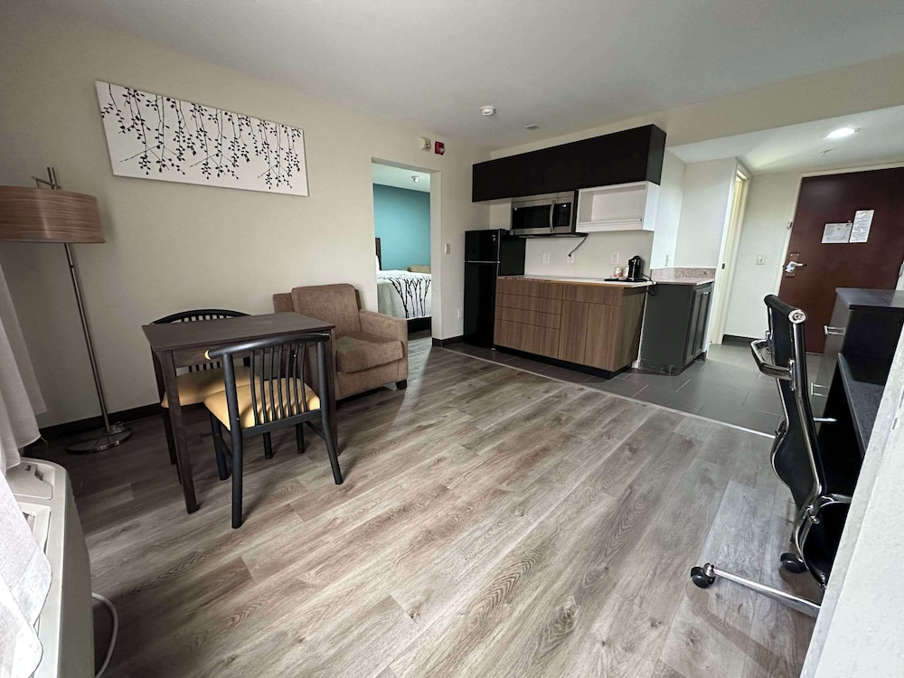 Business Suite, 2 Queen Beds, Non Smoking (Upgrade) - Photo 2