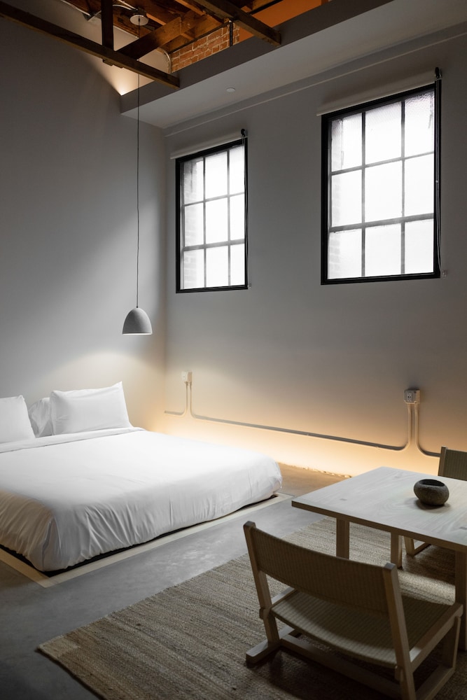 Deluxe Room thumbnail 5