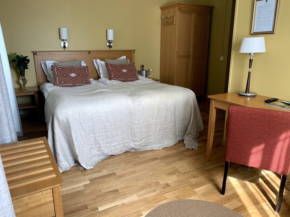 Economy Twin Room, 2 Twin Beds photo 2