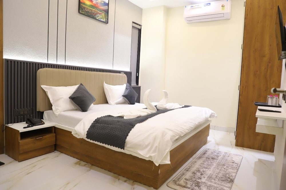 Deluxe Double Room, 1 Queen Bed, City View photo 2