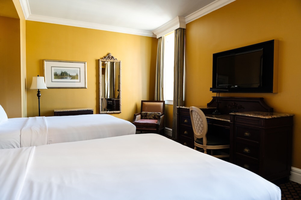 Double Queen Room (24/7 Front Desk) - Photo 14
