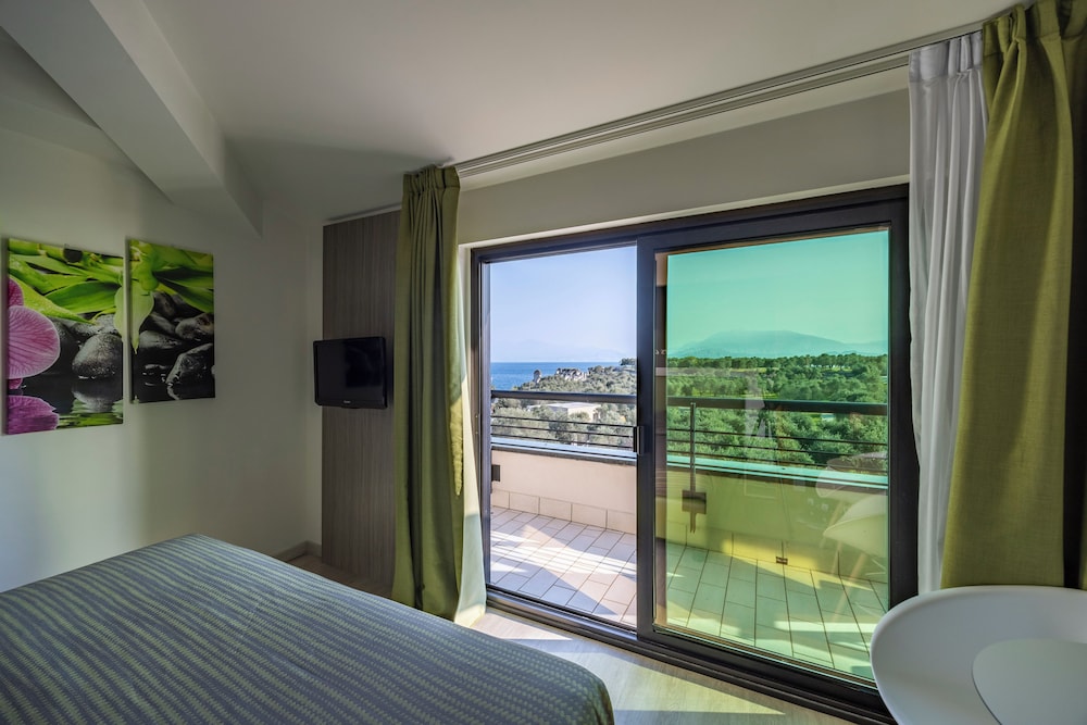Family Room, Balcony, Lake View - Photo 5