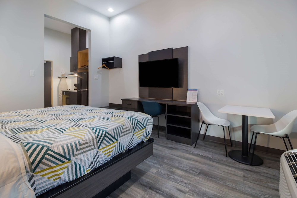 Deluxe Room, 1 King Bed, Non Smoking, Kitchenette - Photo 12