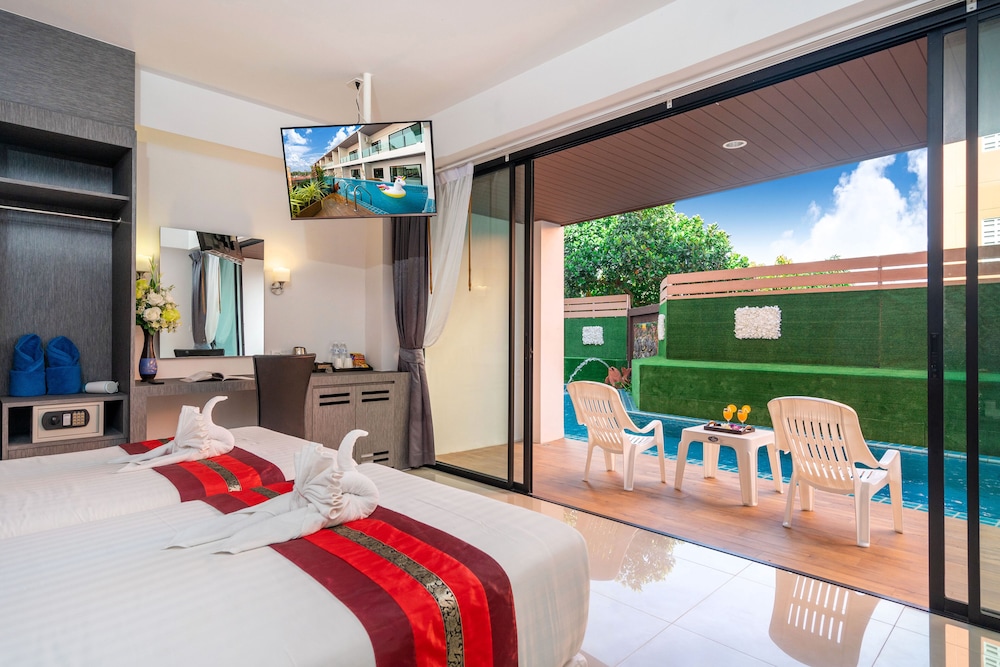 2 Bedroom Family Pool Access Room