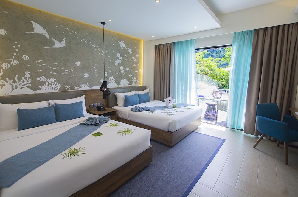 Premier Grand Room with Pool Access - Photo 4