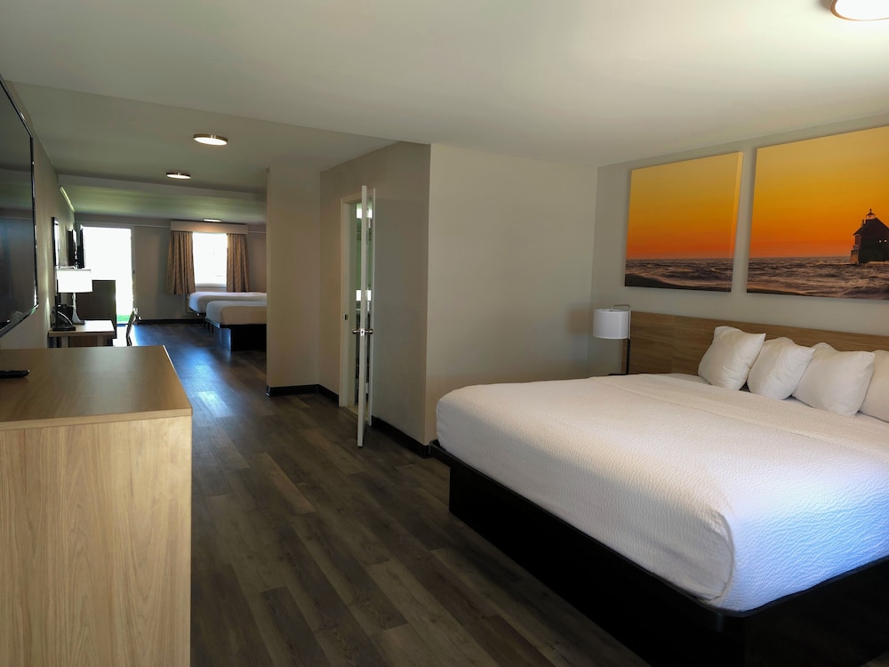 Suite, Multiple Beds, Non Smoking (3 Queen Beds, Bluewater Suite) - Photo 2