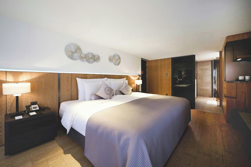 Deluxe Room, 1 King Bed, City View photo 2