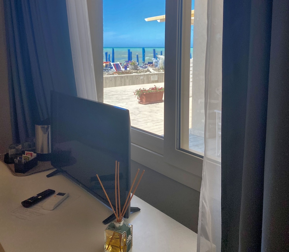 Exclusive Double Room, 1 Queen Bed, Patio, Sea View photo 2