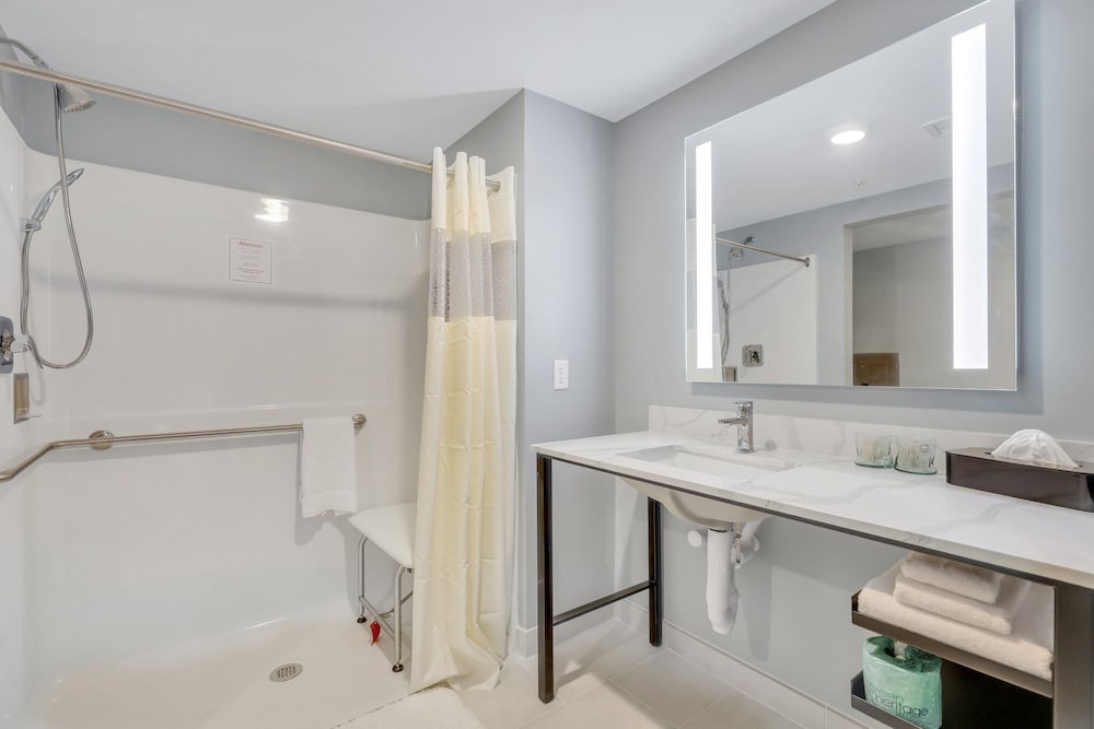 Standard Room, 1 King Bed, Accessible - Photo 9