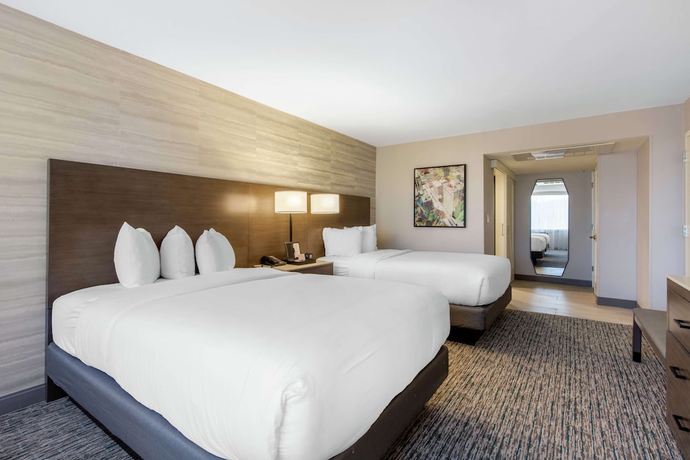 Room, 2 Queen Beds, Accessible (Mobility & Hearing, Roll-In Shower) - Photo 3