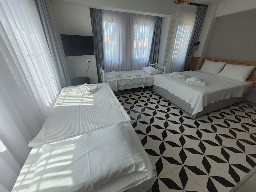 Economy Quadruple Room photo 2