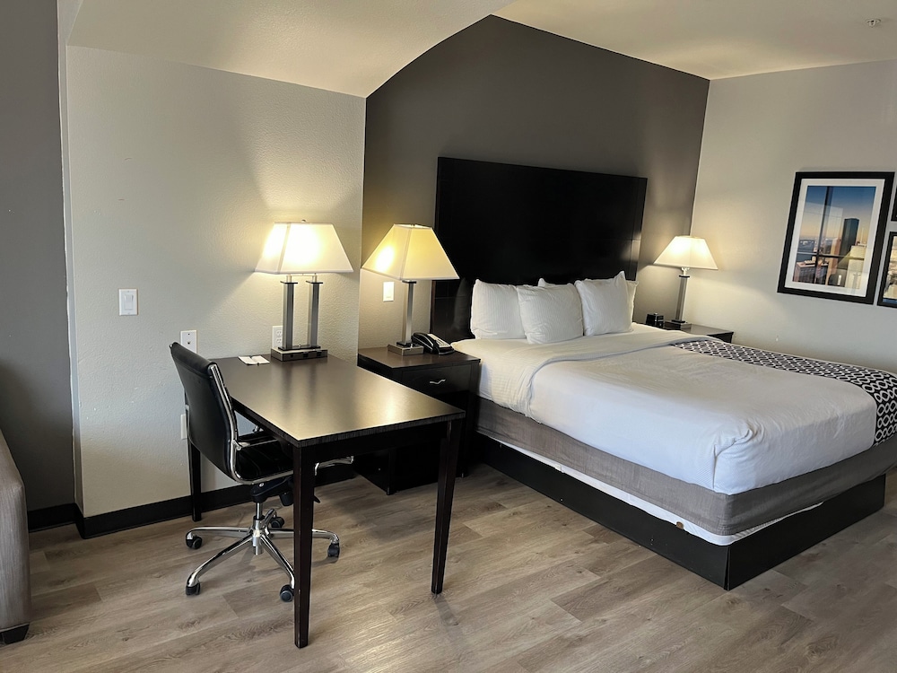 Deluxe Room, 1 King Bed, Non Smoking (Deluxe Executive Room) - Photo 3