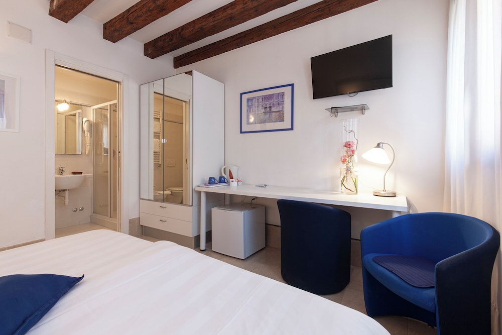 Double or Twin Room photo 2
