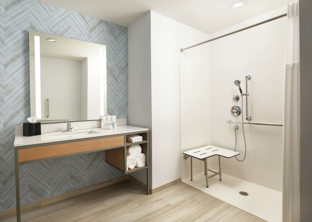 Room, 2 Queen Beds, Accessible (Roll-In Shower)