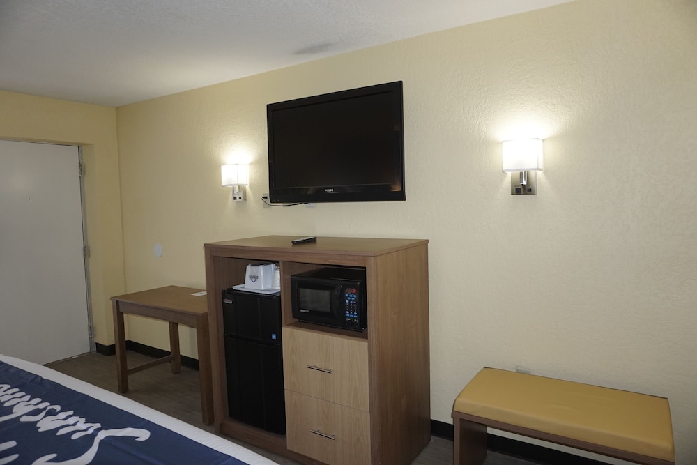 Basic Room, 1 Queen Bed, Non Smoking - Photo 6