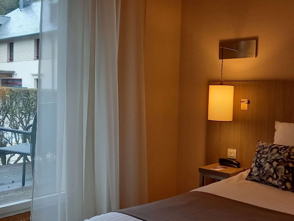 Standard Room, 1 King Bed, Balcony photo 2