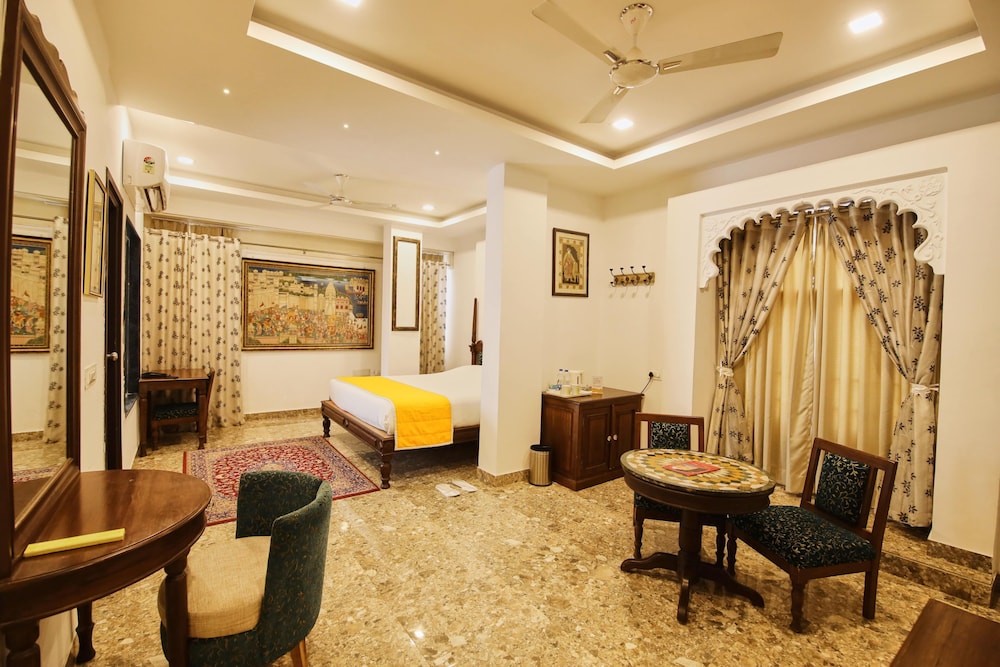 Royal Suite, 1 King Bed, Lake View - Photo 1