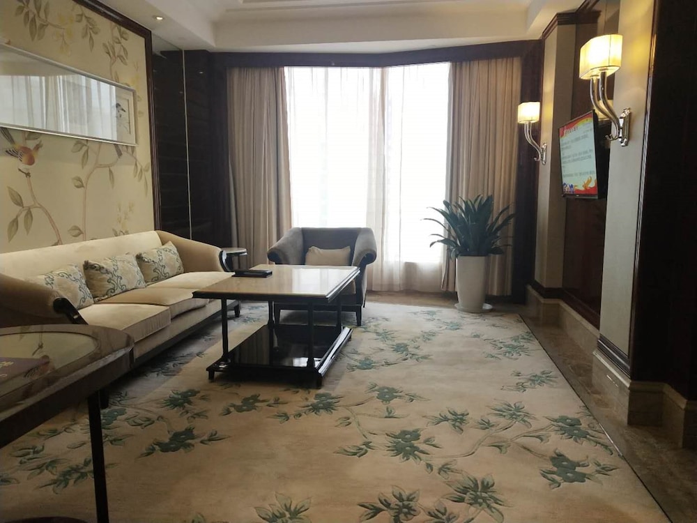 Executive Room, 1 King Bed, Smoking photo 3