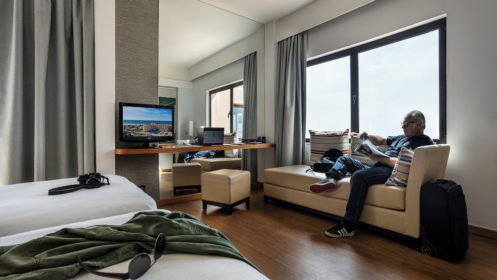 Deluxe Room, Partial Sea View - Photo 4