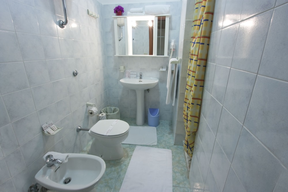 Comfort Double or Twin Room (stair access only) - Photo 4