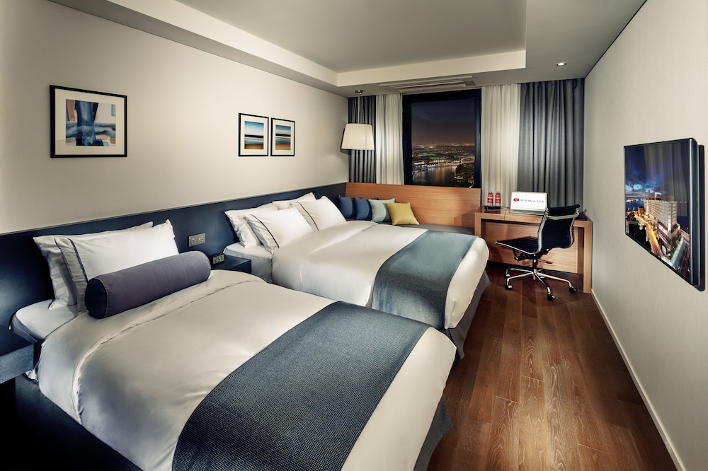 Deluxe Twin Room (Family - 1 Double and 1 Single)