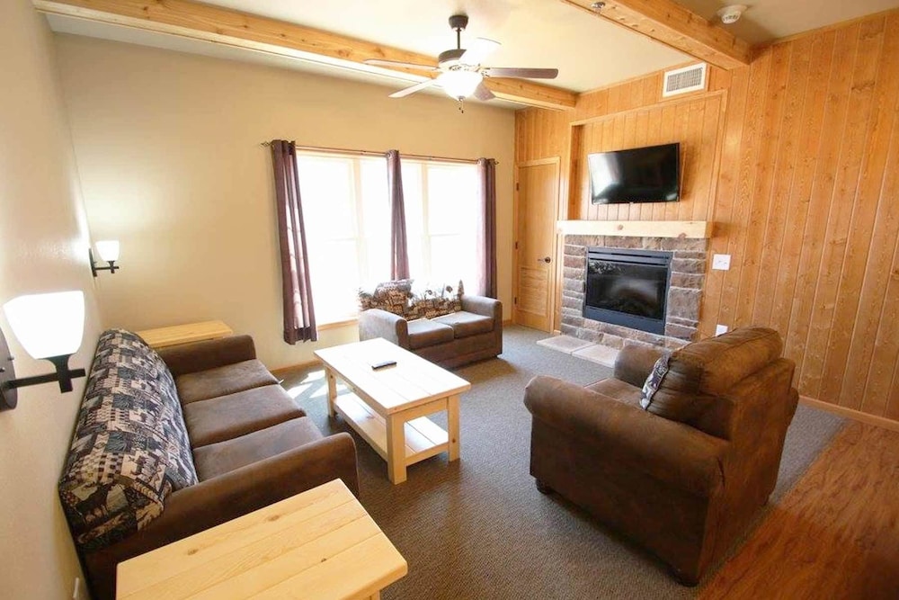 Suite, 2 Bedrooms, Kitchen ( 2 Queen Beds ) photo 3