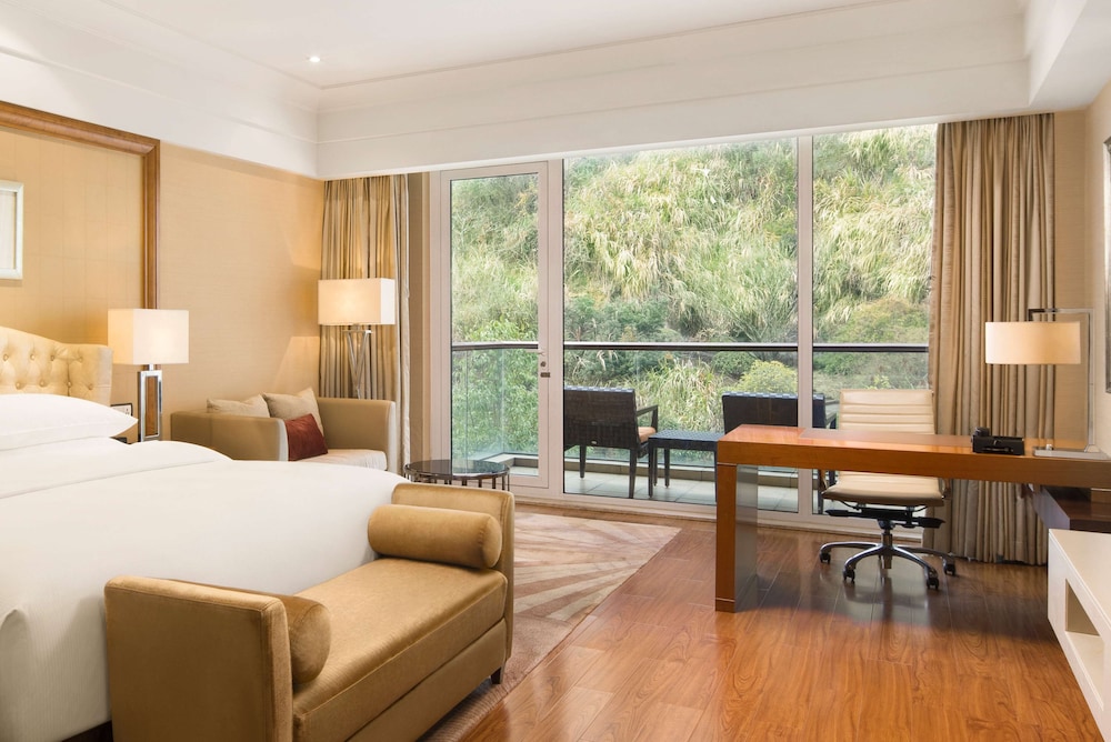 Deluxe Room, 1 King Bed photo 2
