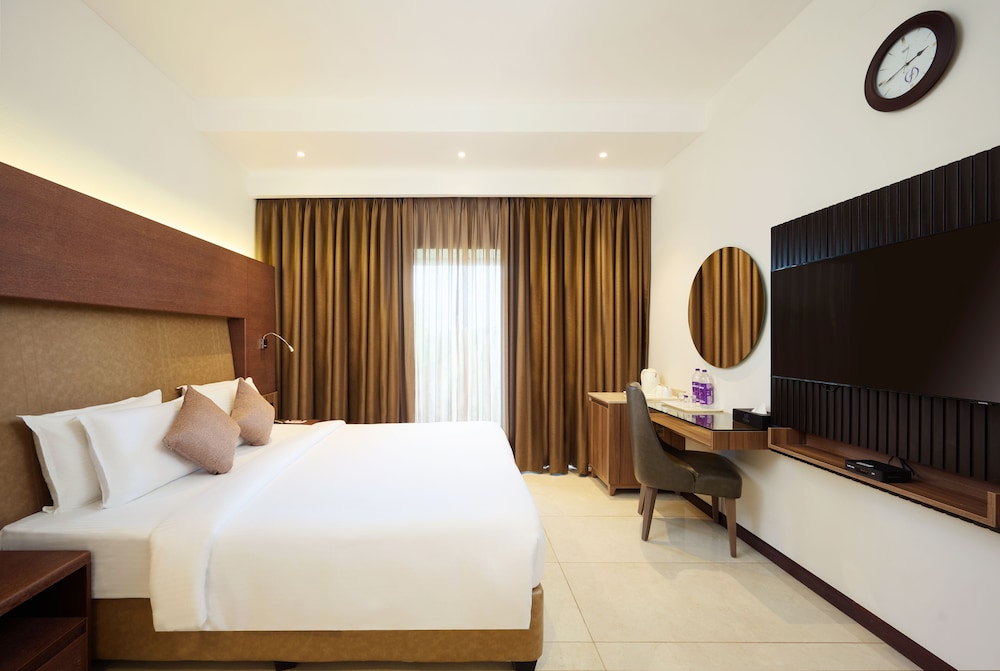 Deluxe king room with complimentary airport transfers photo 1