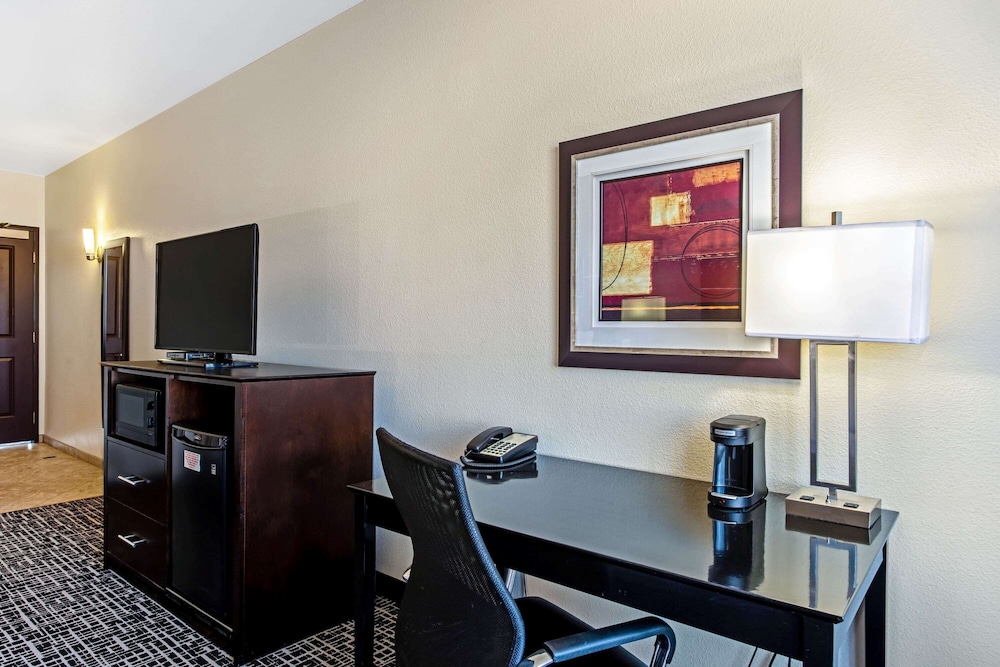 Deluxe Room, Multiple Beds, Non Smoking - Photo 2