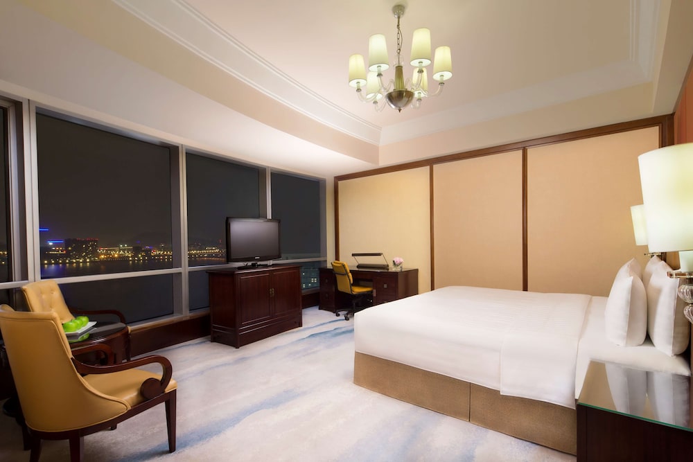Premier Room, 1 King Bed photo 2