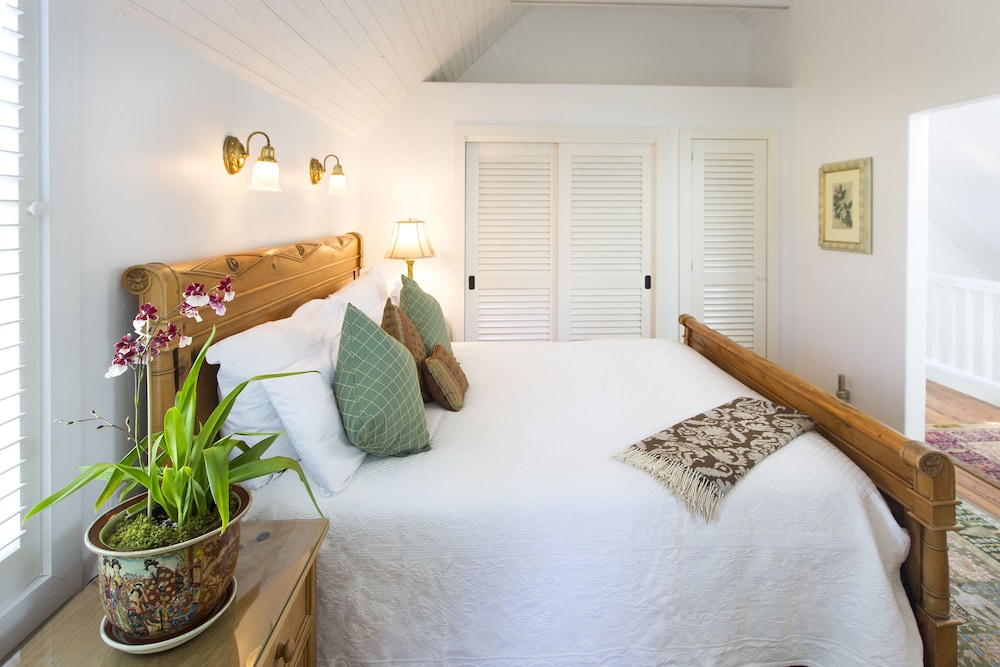 Traditional Suite, 1 King Bed, Kitchen, Fireplace (Pendle Cottage) - Photo 3