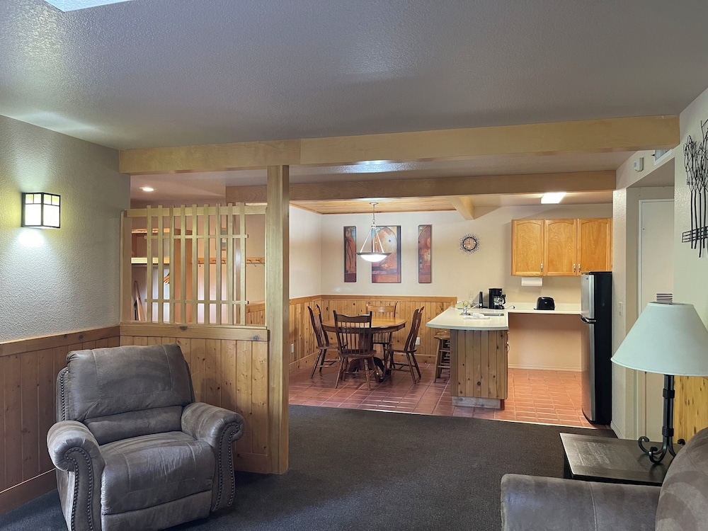 Standard Room, Multiple Beds (Standard - 1 King, 2 Twins & Sleeper) photo 3