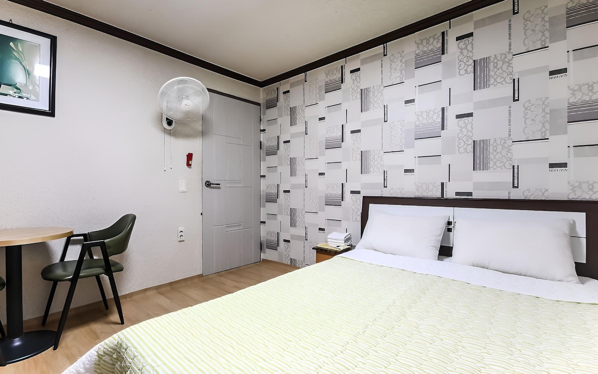 Room (General room a) - Photo 9