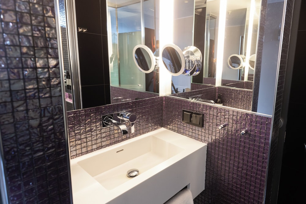 Superior room with Balcony thumbnail 6