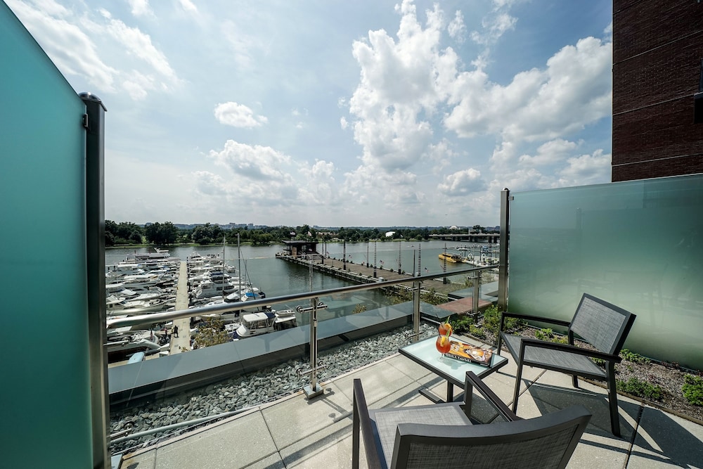 Premium Room, 1 King Bed, Transfer Shower, Non Smoking (Mobility Accessible)