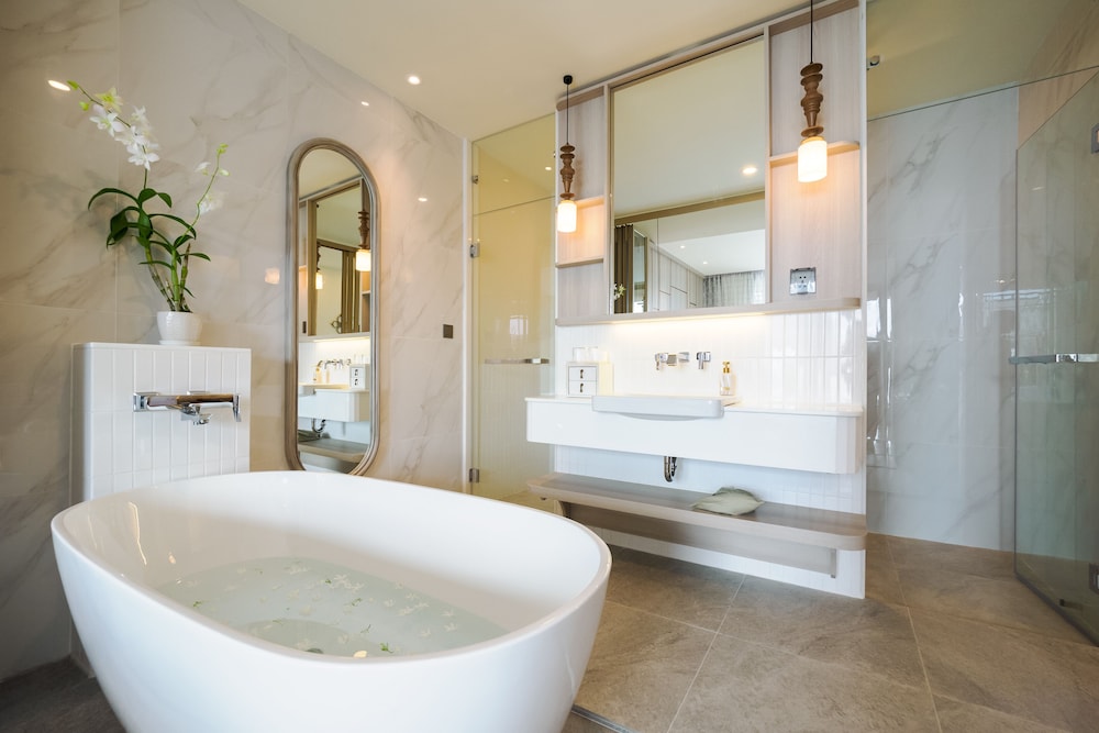 Pool Suite - Photo 2