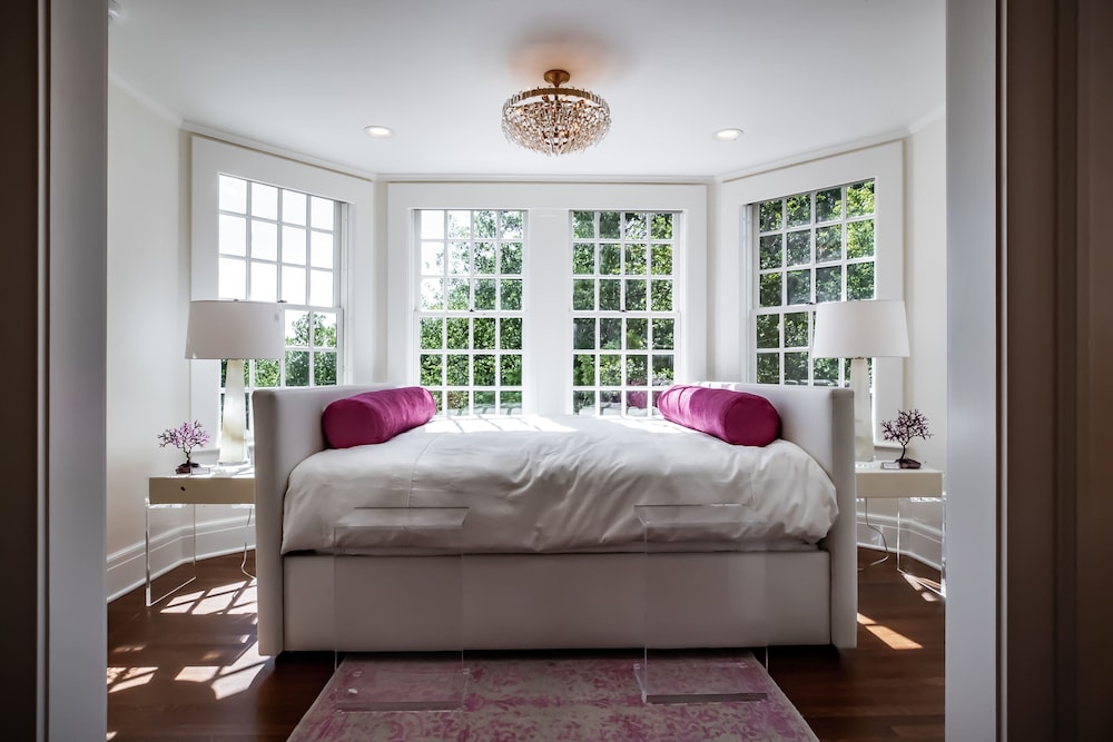Redbud Suite photo 3