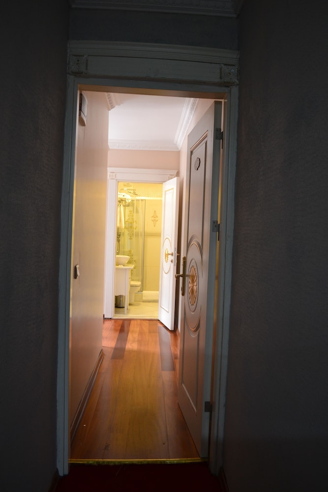 Deluxe Double Room, 1 Double Bed, Balcony, City View photo 3